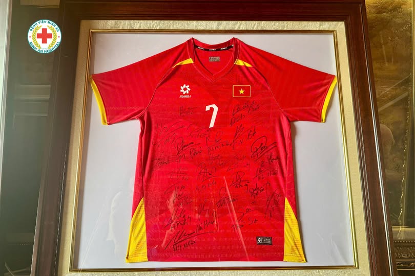 🌸 Trong khuôn khổ chương trình giao hữu bóng đá gây quỹ từ thiện, Bệnh viện Đa khoa Minh An phối hợp cùng CLB Bóng đá Họ Hồ Quỳnh Lưu tổ chức đấu giá chiếc áo thi đấu đặc biệt của cầu thủ Đình Bắc có đầy đủ chữ ký của tuyển thủ U23 Việt Nam, 