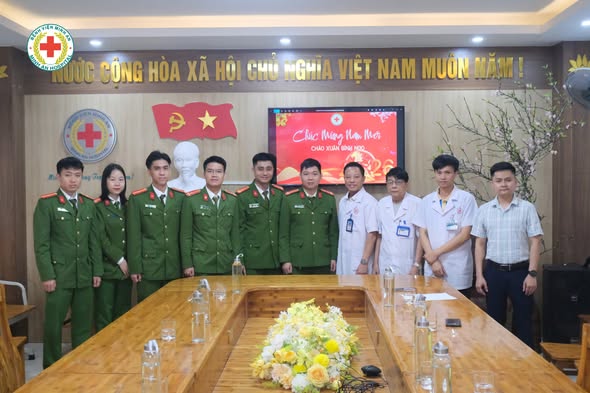 Hôm nay, Bệnh viện Đa khoa Minh An vinh dự đón tiếp Đoàn Công an xã Quỳnh Lưu đến thăm hỏi và trao tặng 10 suất quà cho các bệnh nhân có hoàn cảnh khó khăn đang điều trị dài ngày tại bệnh viện.