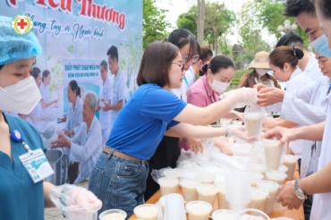 ẤM LÒNG NGƯỜI BỆNH TỪ NHỮNG SUẤT CHÁO YÊU THƯƠNG