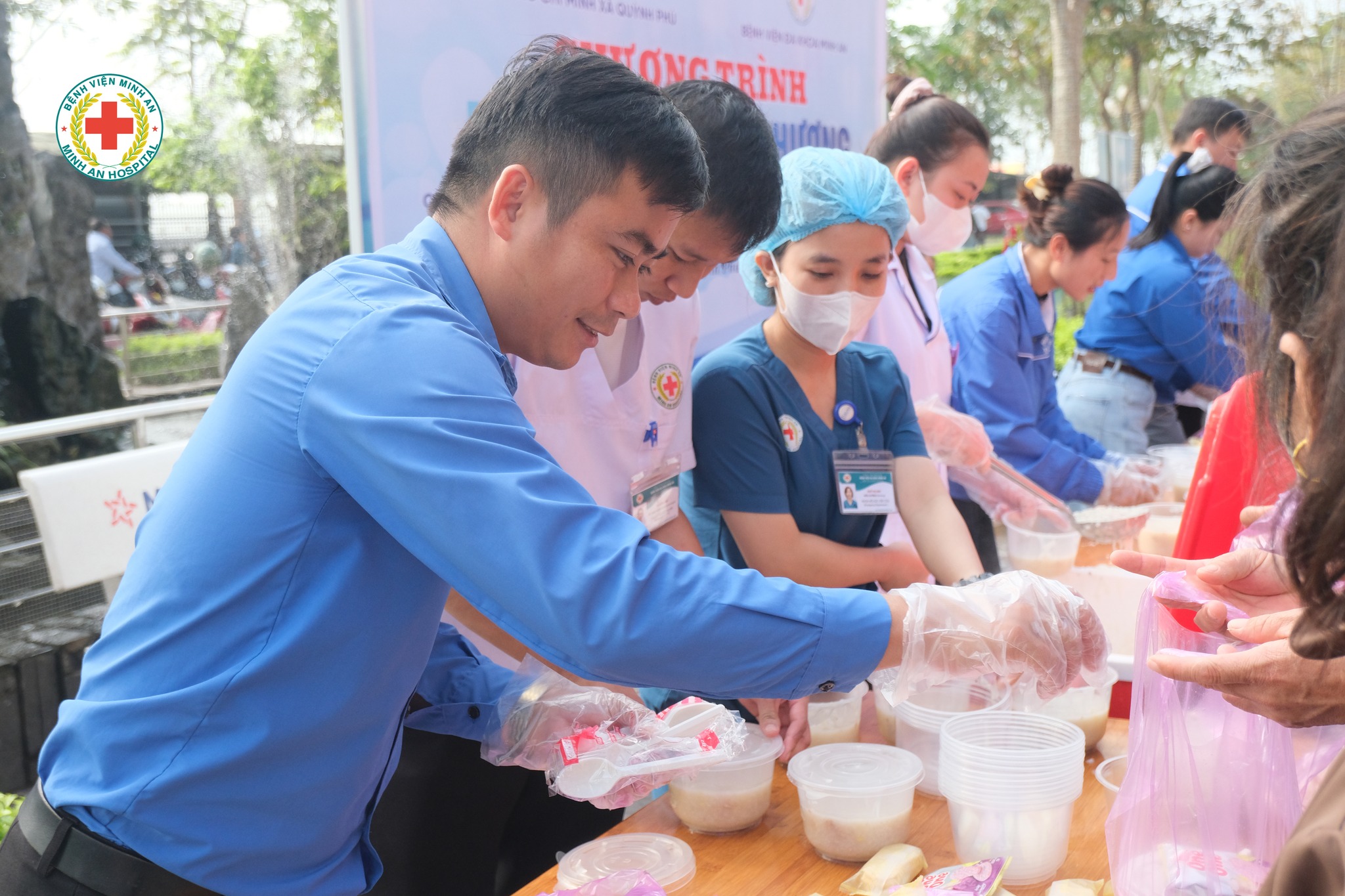 Hướng tới kỷ niệm 95 năm Ngày thành lập Đoàn TNCS Hồ Chí Minh (26/3/1931 – 26/3/2026) và chào mừng Ngày bầu cử Quốc hội Việt Nam khóa XVI, đại biểu HĐND các cấp nhiệm kỳ 2026–2030, Đoàn Thanh niên xã Quỳnh Phú đã tổ chức chương trình phát cháo miễn p