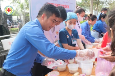 Hướng tới kỷ niệm 95 năm Ngày thành lập Đoàn TNCS Hồ Chí Minh (26/3/1931 – 26/3/2026) và chào mừng Ngày bầu cử Quốc hội Việt Nam khóa XVI, đại biểu HĐND các cấp nhiệm kỳ 2026–2030, Đoàn Thanh niên xã Quỳnh Phú đã tổ chức chương trình phát cháo miễn p