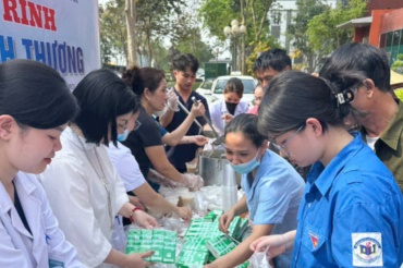🥣 Vừa qua, Đoàn từ thiện GD anh Lê Văn Ba – Công ty Sương – Sao – Quân (xóm 3, xã Văn Hiến, Nghệ An) cùng gia đình BS Hải và chị Hà – BHXH Tân Mai, Nghệ An đã đến Bệnh viện Đa khoa Minh An tổ chức chương trình phát cháo miễn phí 