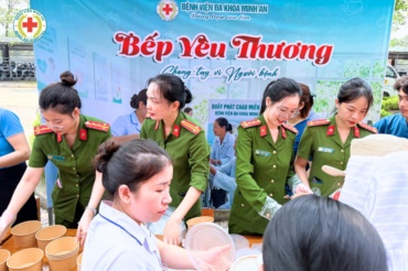 💙 ẤM LÒNG NHỮNG SUẤT CHÁO NGHĨA TÌNH TỪ CHI HỘI PHỤ NỮ CÔNG AN XÃ QUỲNH LƯU