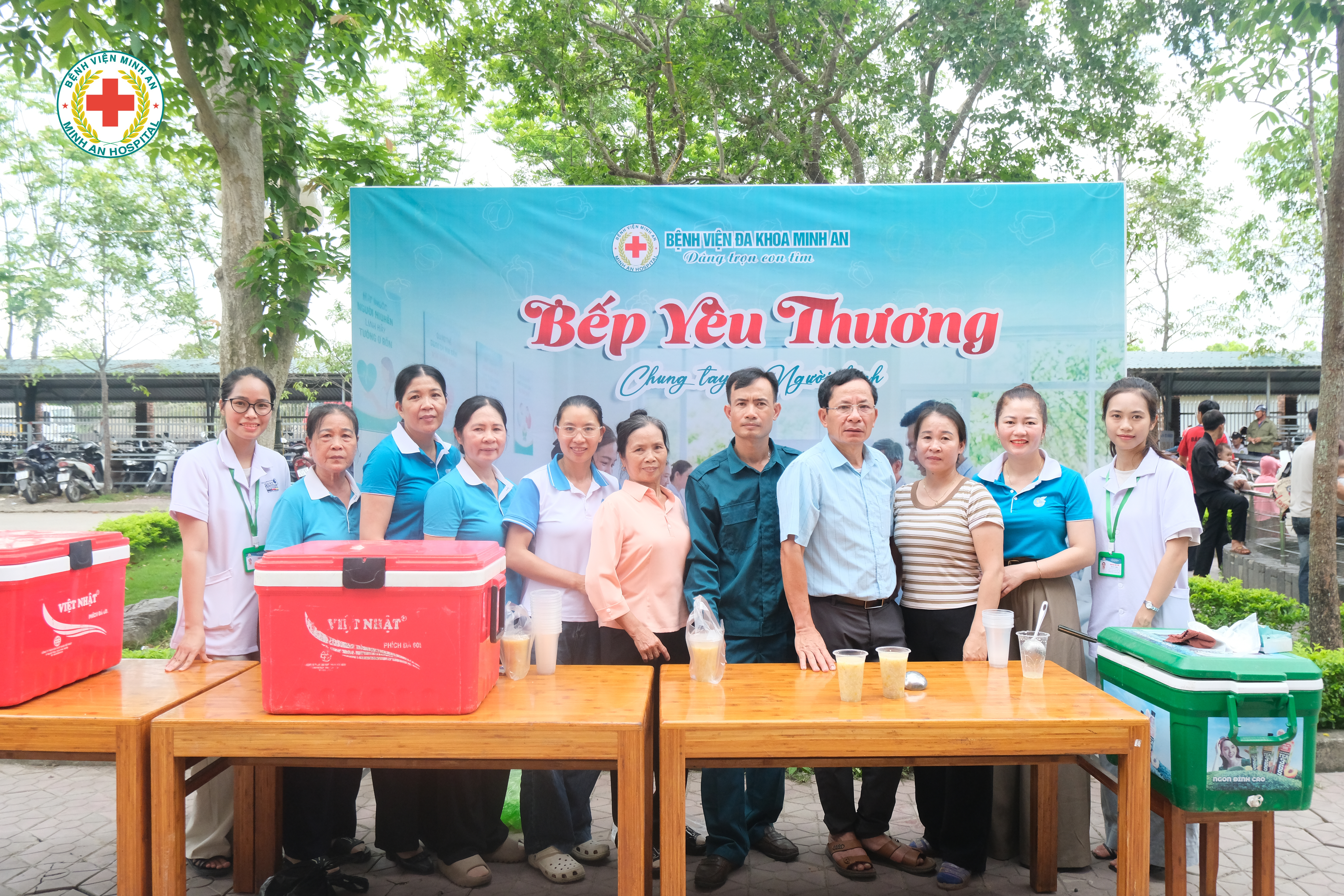 Hội Liên hiệp Phụ nữ xã Quỳnh Lưu trao những suất cháo yêu thương
