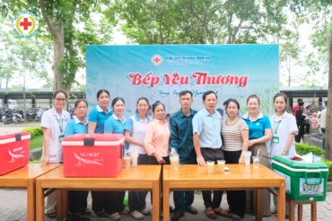 Hội Liên hiệp Phụ nữ xã Quỳnh Lưu trao những suất cháo yêu thương